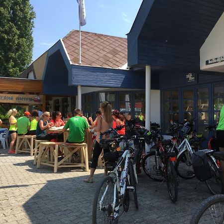 Blue Bike Hostel Balatonszárszó Buitenkant foto